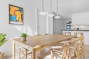 Dining area with 6 seats