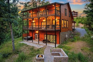 Welcome to Silver Stag Lodge offered by Bear Tracts!