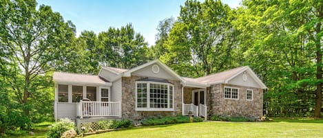 Espyville Vacation Rental | 3BR | 2BA | 1,500 Sq Ft | Steps Required