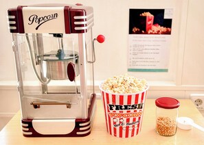 Popcorn machine ready to produce fresh popcorn in >3 minutes. 
