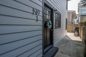 Apt 1 | Entrance
