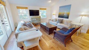 Beach Maverick -Living room