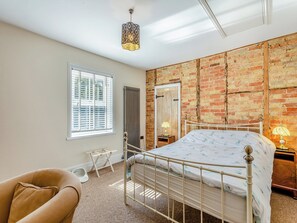 Double bedroom | Cathedral View Farmhouse, Ely