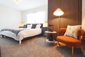 Beautiful king-bedroom with Smart TV and en suite bathroom