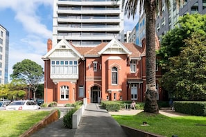 Located a stone’s throw from Albert Park, Seasons Heritage has been fully restored and transformed from a heritage mansion to a modern apartment building.