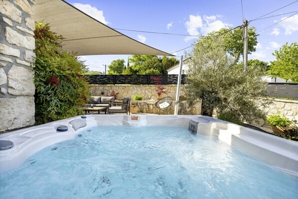 Outdoor spa tub