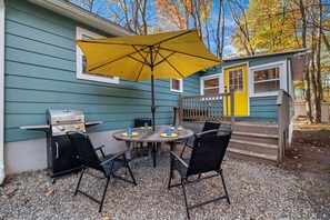 Arrowhead Lake Rental - Outdoor table next to grilling area | Serhii Vacation Rentals