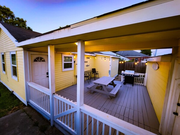 spacious patio with picnic table 