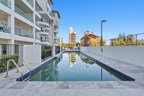From morning laps to an afternoon dip, it’s easy to refresh thanks to a sparkling residents’ swimming pool.

