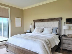 Bedroom 1 - King bed, Main Floor