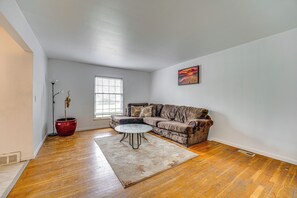 Sitting Room | 1st Floor | Central Heating & A/C | Free WiFi