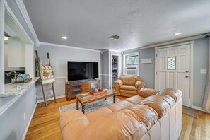Living Room | Free WiFi | Smart TV | Single-Story Property