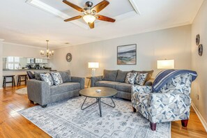 Living Room | Queen Sleeper Sofa | Free WiFi | Smart TV | 1st Floor