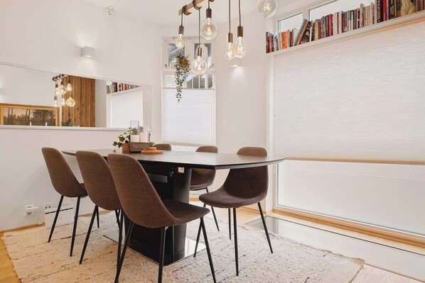 Moderne spiseområde med plass til gode måltider og samtaler.