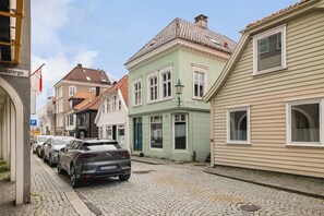 Den lysegrønne fasaden gjør at ditt nye hjem skiller seg ut og er lett å finne.