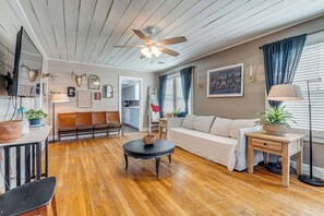 Living Room | Flat-Screen TV | Central Air Conditioning/Heat | Free WiFi