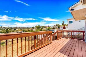 Modern Comforts, City Views in Prime Location San Diego by Rather Be Properties