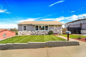 Modern Comforts, City Views in Prime Location San Diego by Rather Be Properties
