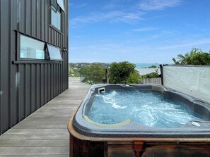 Bañera de hidromasaje al aire libre