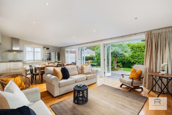 Stylish open plan living, dining & kitchen