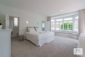 Huge master bedroom with ensuite and walk in wardrobe (downstairs)