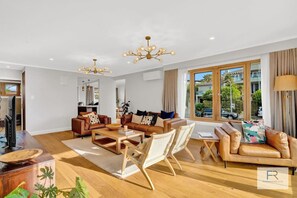 Modern, fully equipped kitchen