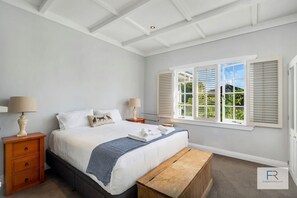 Master bedroom with ensuite (king bed)
