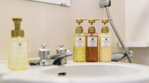 The specially selected bath amenities, with their refined fragrance, are made by POLA.
