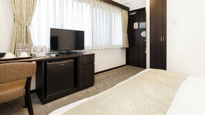 <Double Room> This compact room with a mini desk and unit bath is equipped with a spacious 160cm bed!