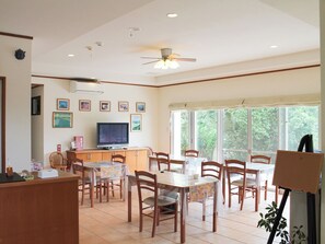 ・[Restaurant] Enjoy a relaxing meal in a spacious space