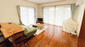 ・[Living room] The spacious and homely living room is a relaxing space to spend time with family and friends.