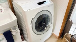 ・【Washing machine】 Drum-type washing machine is available. You can stay with peace of mind even for long-term stays.