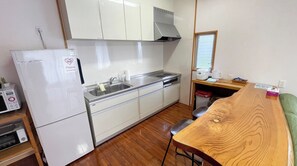 ・[Kitchen] Basic kitchen equipment such as a microwave, rice cooker, and kettle are provided.