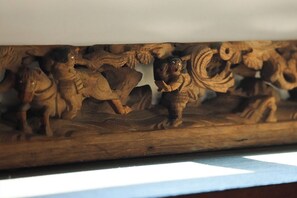 In the living room on the first floor, we have a display of "Enkuzu", which is used as decoration on the right front side of a real danjiri float. You can take a close look at it.