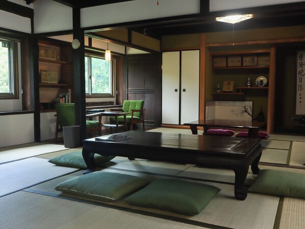 Mizuma no Yado, first floor living room. This is a renovated old house built in the Taisho era.