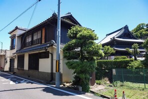 The exterior of Mizuma no Yado (the building on the left in the photo. Mizuma-dera Temple is in the back right).