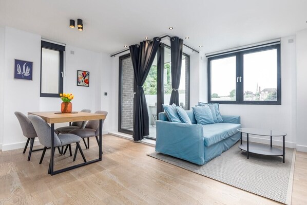 Open-plan living room, Smart-TV and fully equipped kitchen with balcony access