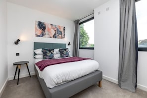Bedroom 2 with desk and Monitor