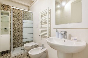 Salle de bain avec douche