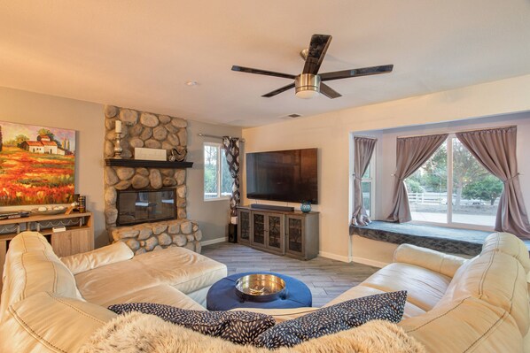 Living room with ceiling fan @ Dovetale Vineyard Villa