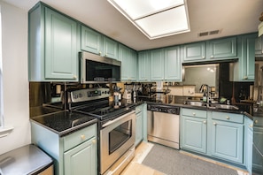 Kitchen | Central Air Conditioning/Heat | Free WiFi