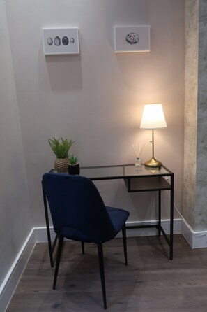 Working desk in Bedroom 1