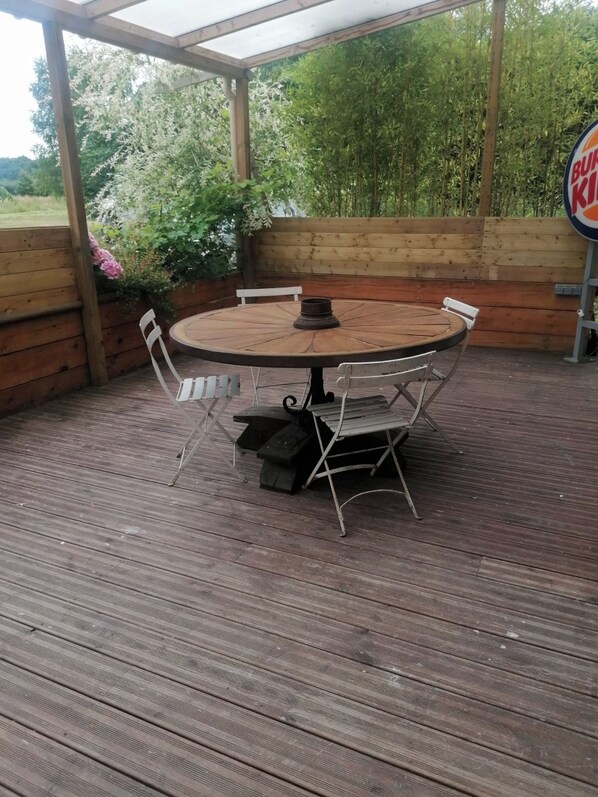 Outdoor dining
