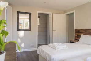 Master bedroom with zip and link bed and en-suite bathroom 