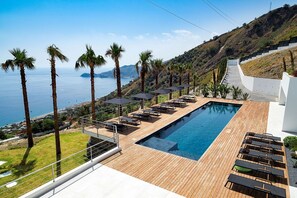 Activities, Amenities, Balcony / Terrace / Patio, Building Exterior, Facilities, Garden, Main Entrance, Spring, Summer, Wellness