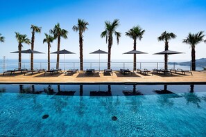 Activities, Amenities, Balcony / Terrace / Patio, Building Exterior, Facilities, Garden, Main Entrance, Spring, Summer, Wellness