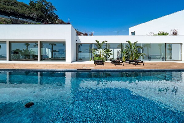 Activities, Amenities, Balcony / Terrace / Patio, Building Exterior, Facilities, Garden, Main Entrance, Spring, Summer, Wellness