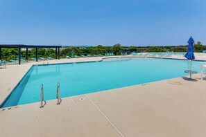 Community Amenities | Outdoor Pool | Playground