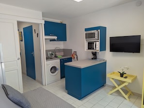 Espace lumineux avec coin nuit et cuisine aménagée