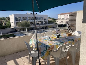 Grande terrasse pour profiter des repas en extérieur